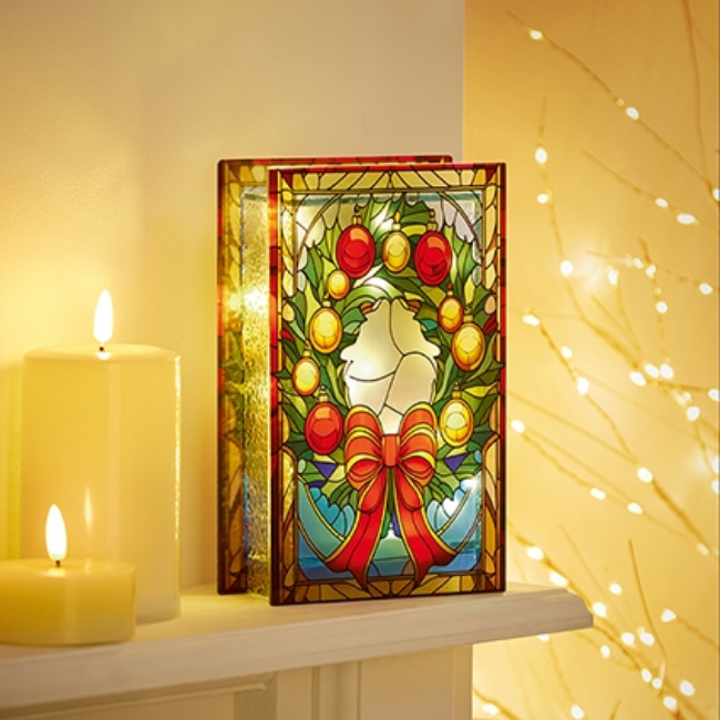 B-O LIT CHRISTMAS WREATH STAINED GLASS DECORATION - 21X13CM - Image 3